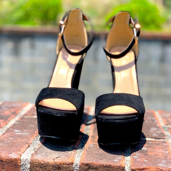 Black Platform Heel w/ Strap - Picture 1 of 3